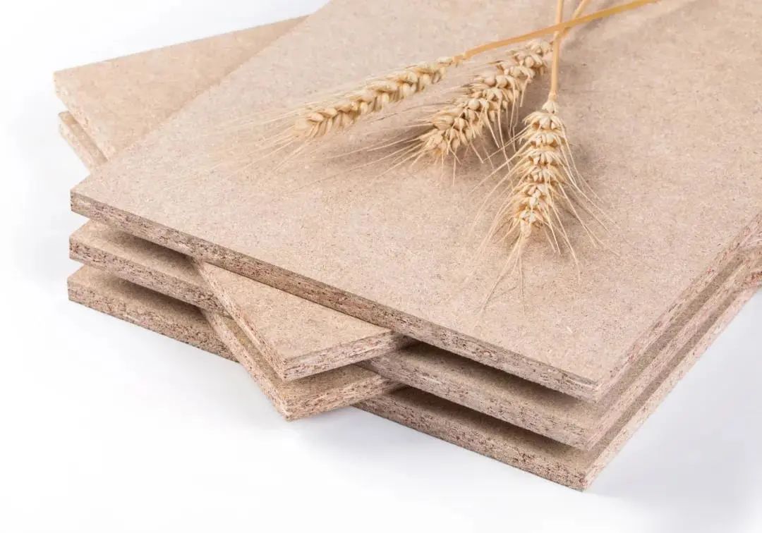 2006年,以草代木的工业化的秸秆板材研发生产成功,因原材料取自稻禾